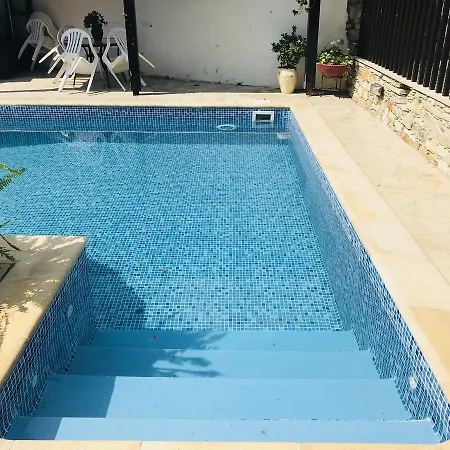לינה וארוחת בוקר Nadia's